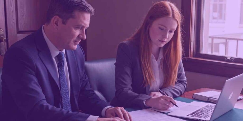 Advogados analisando as mudanças no processo eletrônico