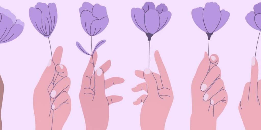 Lei Maria da Penha: mãos para o alto segurando flores na cor lilás.
