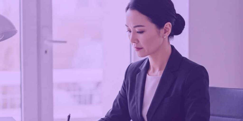 Advogada conferindo os prazos para entrar com contrarrazões aos embargos de declaração