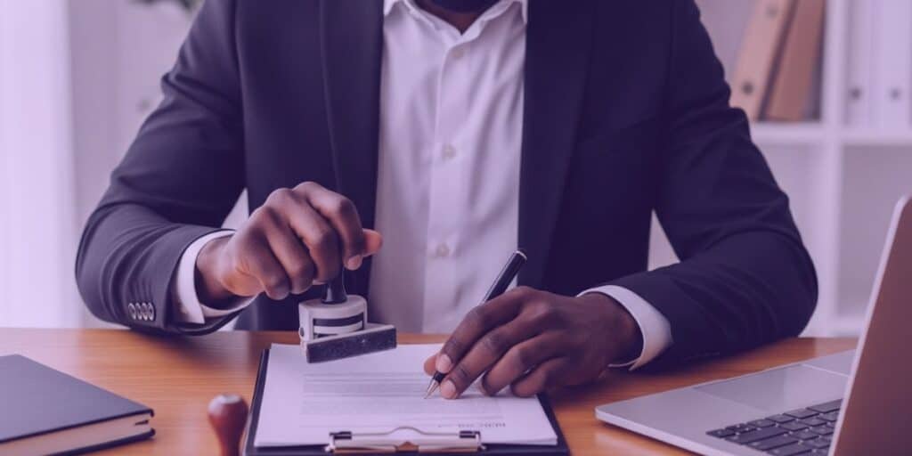 Um advogado produzindo um documento de herança digital.