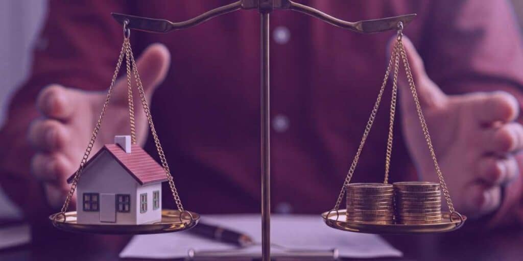 Herança Jacente e Vacante: Uma balança da justiça com uma casa e uma pilha de dinheiro em equilíbrio.