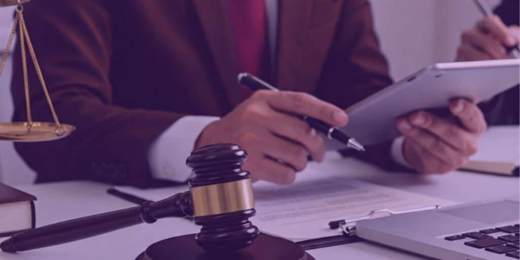 Um advogado atua na defesa de um cliente que se encontra em prisão preventiva.